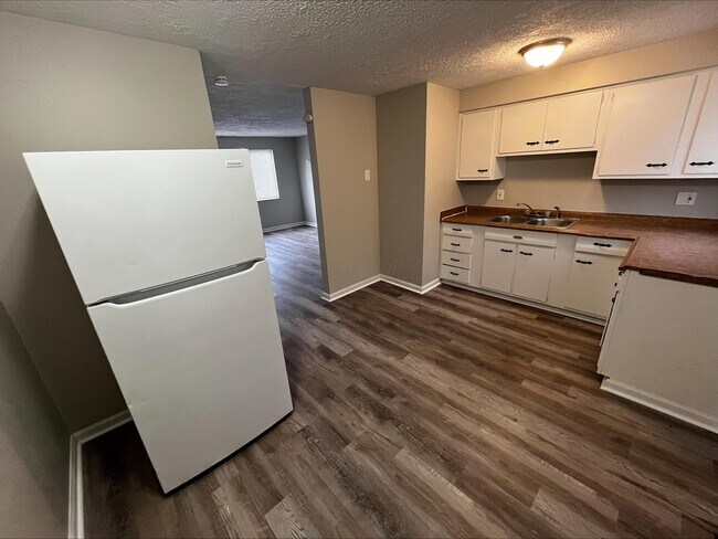 Building Photo - 4669 Hilton Ave