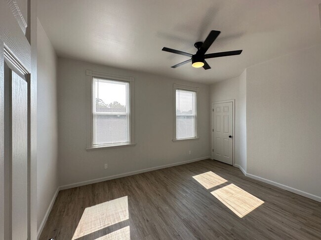 Building Photo - 6 Bed/2 Bath w/Ample Parking Mins. from UC $750/pp ($4500/mo)!