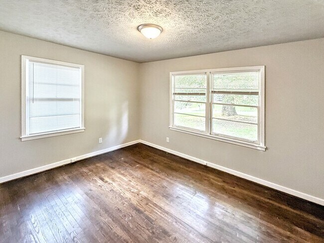 Building Photo - 1317 5 Mile Rd