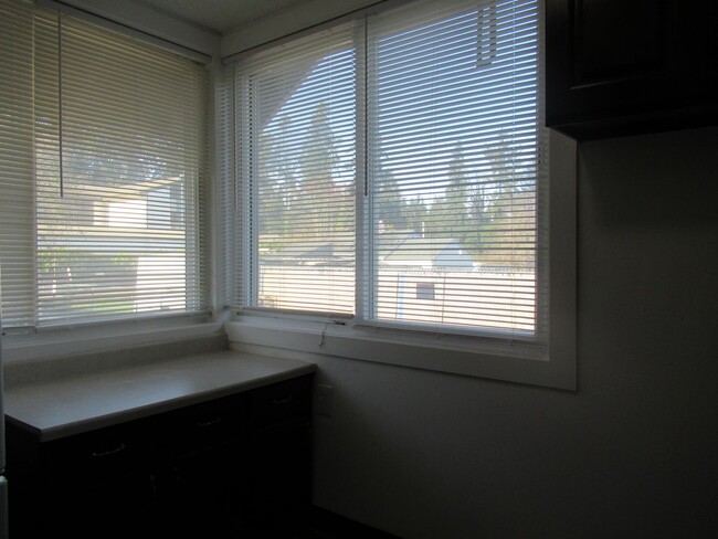 Building Photo - Spacious 2 bedroom one bath unit in 3-plex...