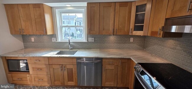 Building Photo - 165 Leeds Ct W