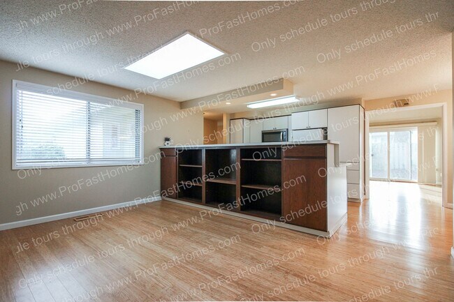 Building Photo - 14210 SW Rochester Dr