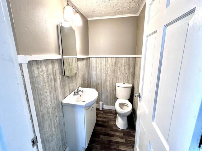 Building Photo - 252 Coovert St