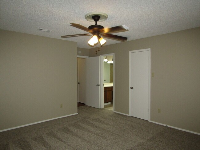 Building Photo - 7612 Islander Dr