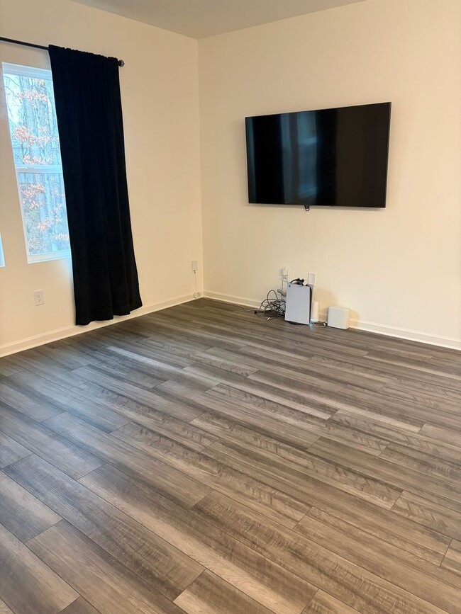 Building Photo - End-Unit Townhouse