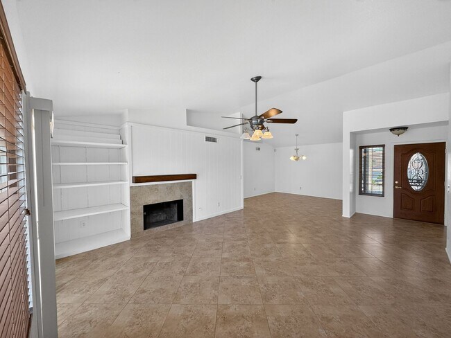 Building Photo - Spacious 4 Bedroom Pool Home in Quiet Cul De Sac