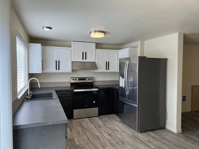 Building Photo - Updated 3 bedroom 1.5 bath duplex!