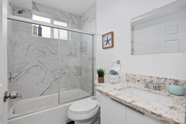 Building Photo - 4-Unit Townhome Community | Luxury Living Near DTLA