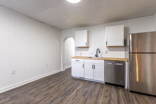 Building Photo - Available April 2026 - COMPLETELY RENOVATED 2 Bedroom Home