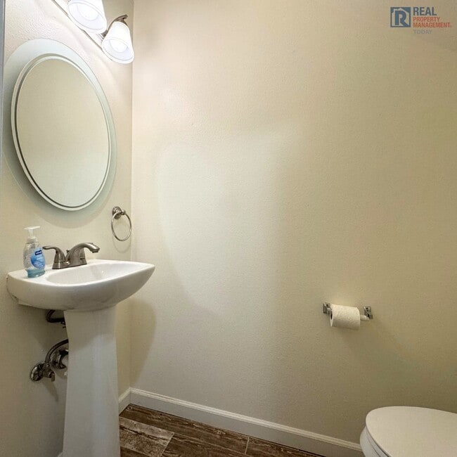 Building Photo - Cozy 2 Bedroom Townhouse + Garage Near Lak...