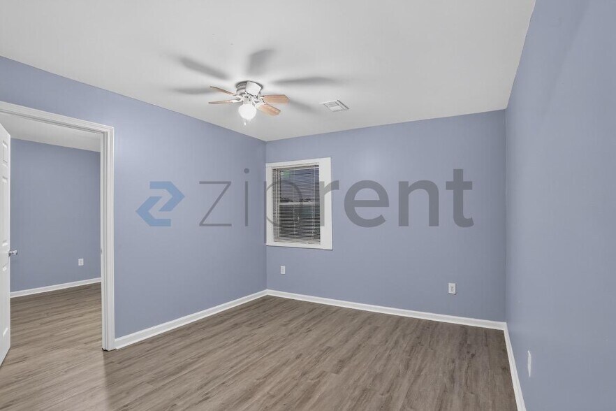 Building Photo - Unit B