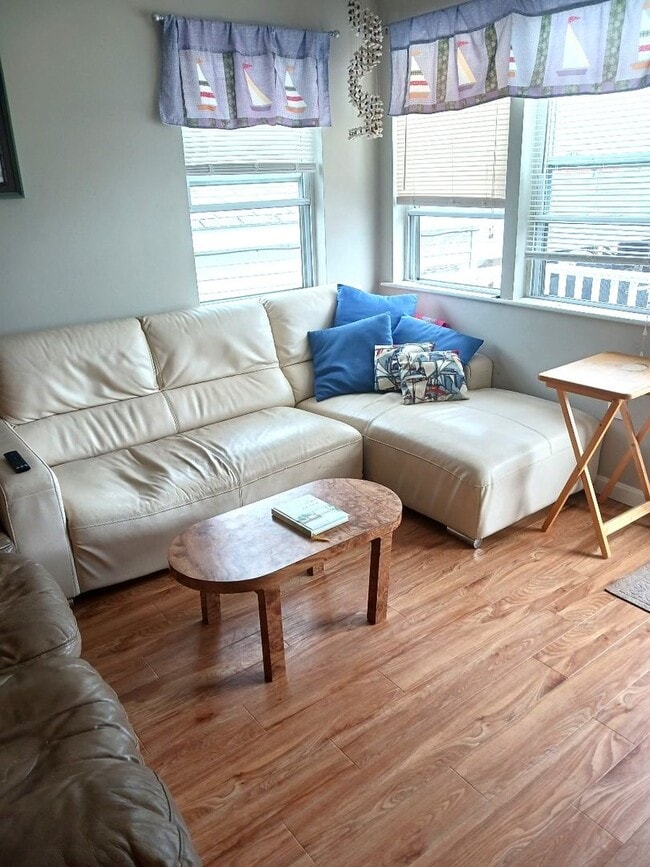 Building Photo - Plymouth/Whitehorse Beach, Fully Furnished...