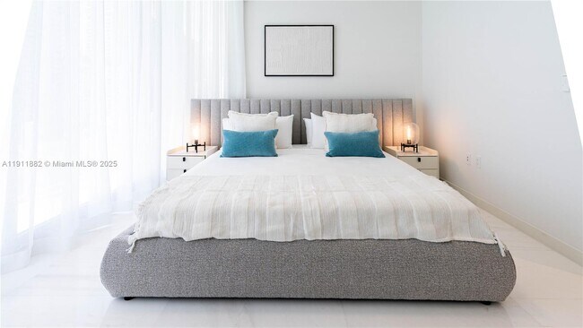 Building Photo - 300 Biscayne Blvd Way