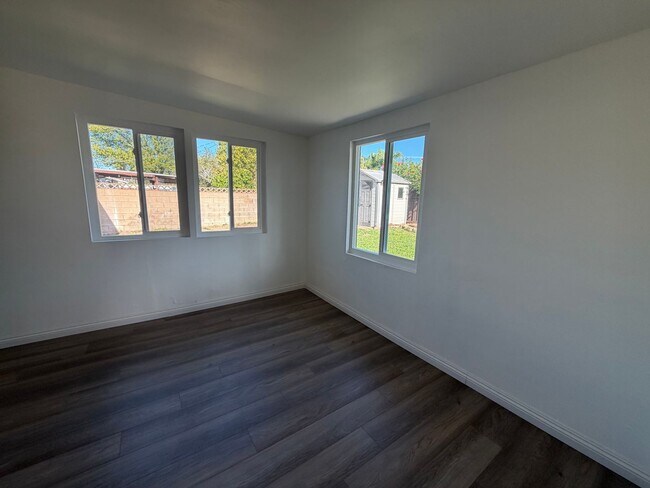 Building Photo - 3 Bedroom 2 Bath Home With Ample Storage