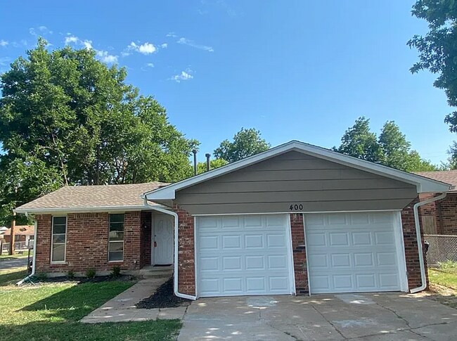 Building Photo - Charming 3-Bed, 2-Bath OKC Home with Fence...