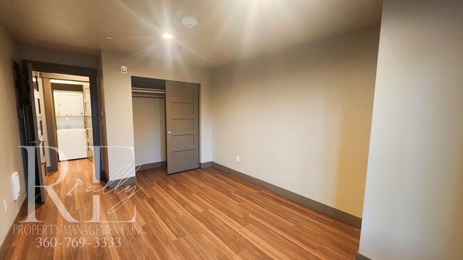 Building Photo - Modern 2-Bed Duplex Near PSNS with A/C, Ca...