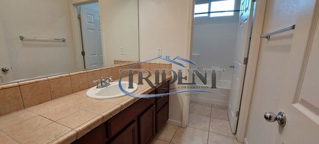 Building Photo - Beautiful 5 bedroom, 3 bath house