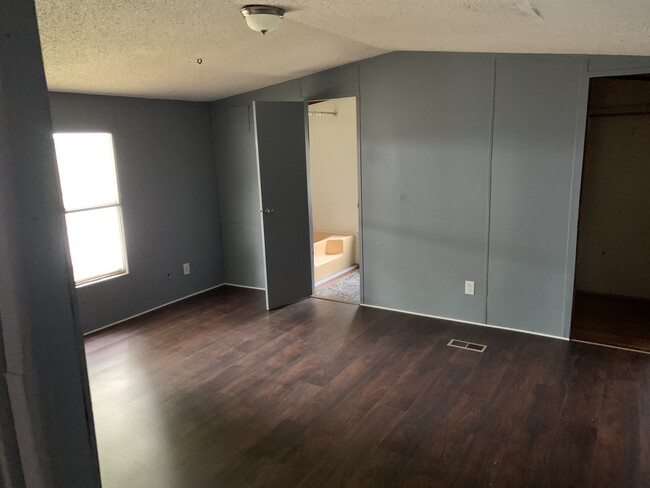 Building Photo - 2613 E Coffelt Rd