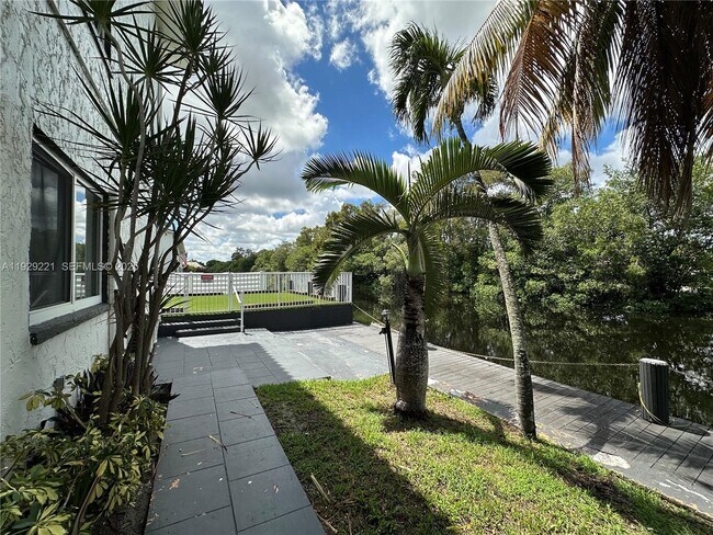 Building Photo - 1400 NE 56th St