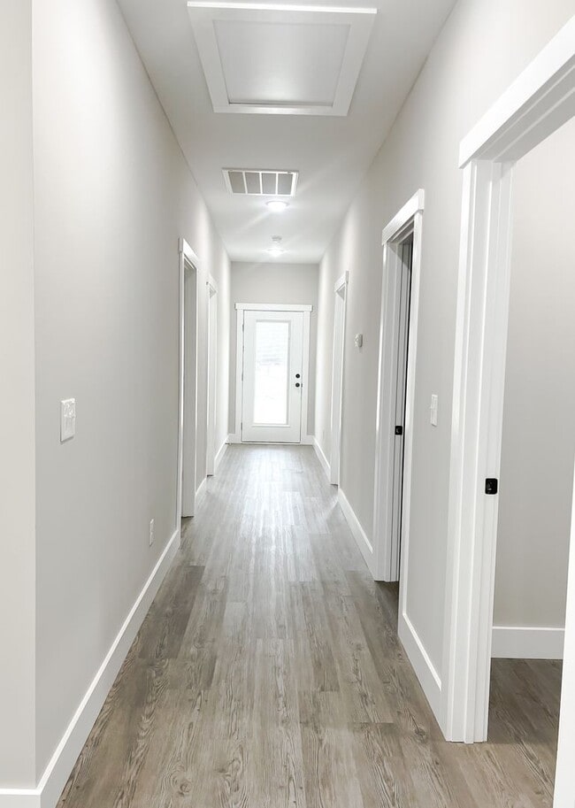 Building Photo - 3 Bedroom 2 Full Bath HOUSE with GARAGE