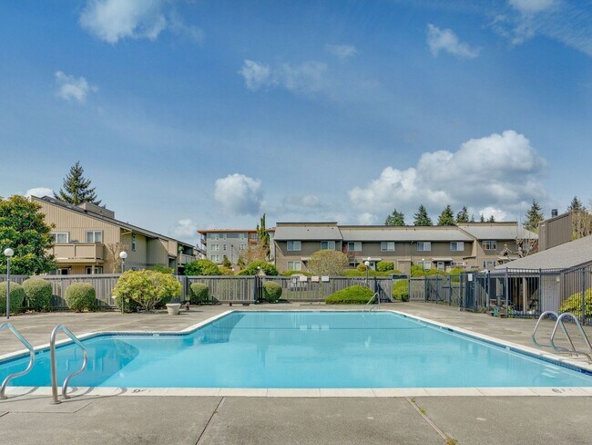 Building Photo - Cozy Condo Living in Tacoma's Desirable Highlands Community | Pool, Gym & Clubhouse
