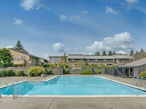Building Photo - Cozy Condo Living in Tacoma's Desirable Highlands Community | Pool, Gym & Clubhouse