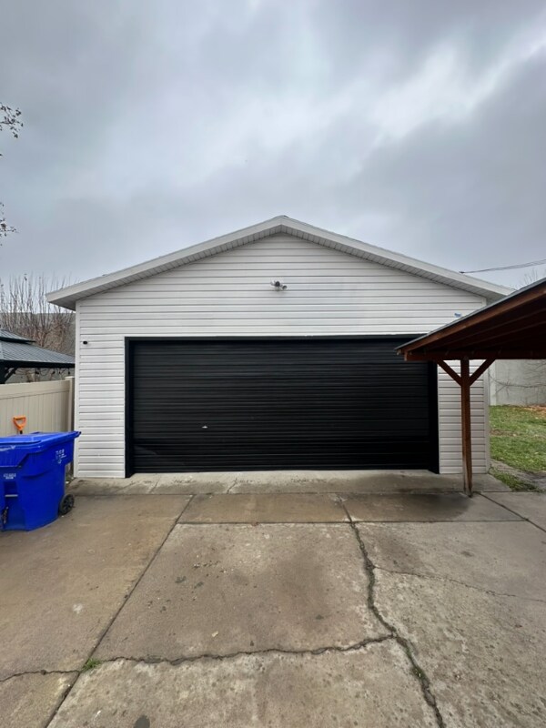 Building Photo - 8169 Ivy Dr