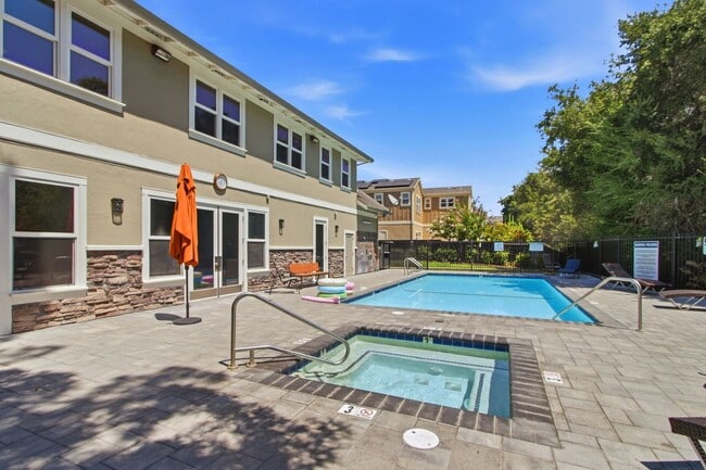 Building Photo - 136 Creekside Village Dr