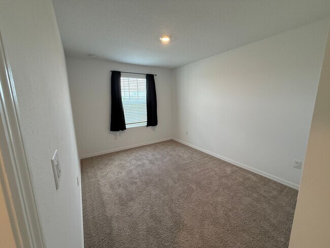Building Photo - 3 Bedroom 2.5 Bath Townhouse W/1 Car garag...