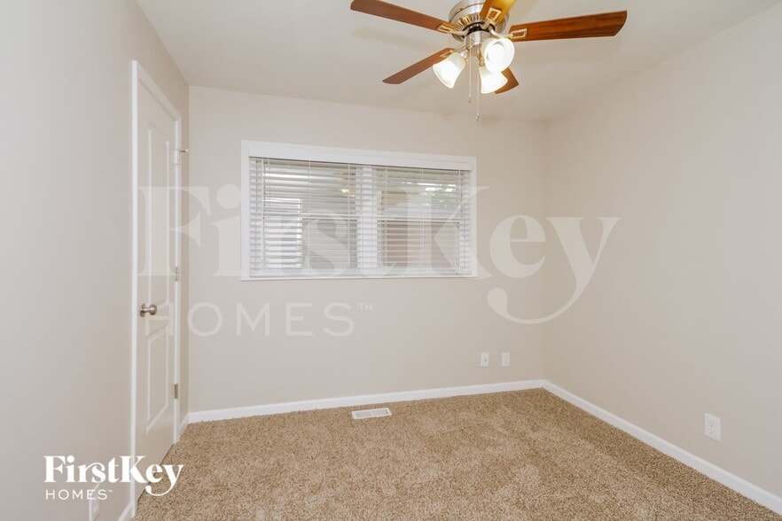 Building Photo - 823 Oriole Dr