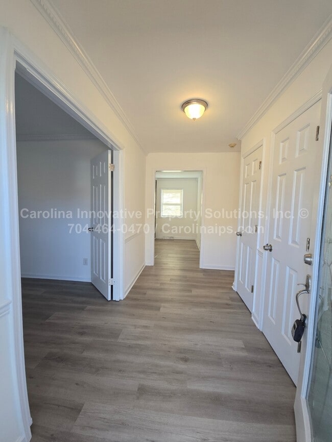 Building Photo - 1805 Falconhurst Dr