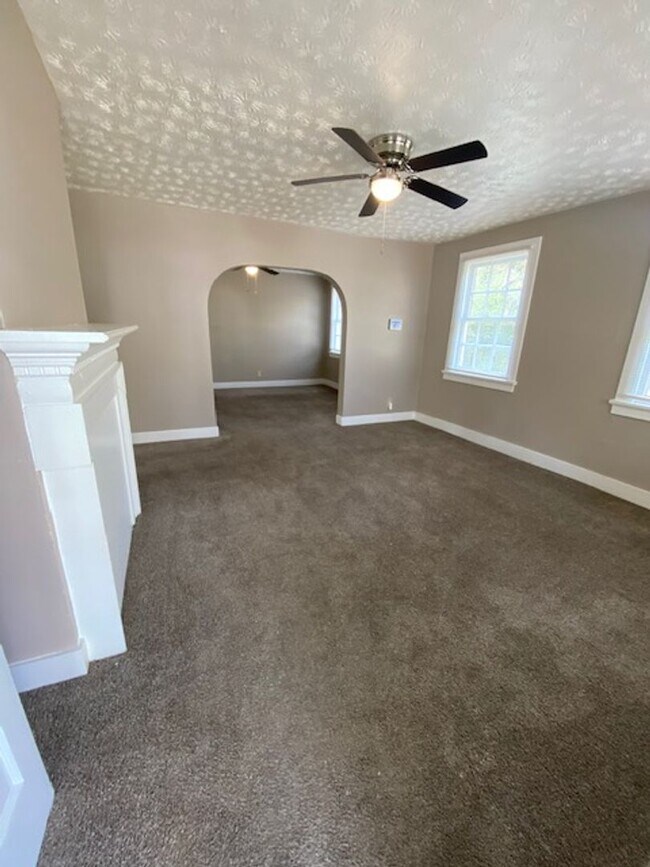 Building Photo - Located near Schools and Shopping. Ask about our "Move-In-Special".