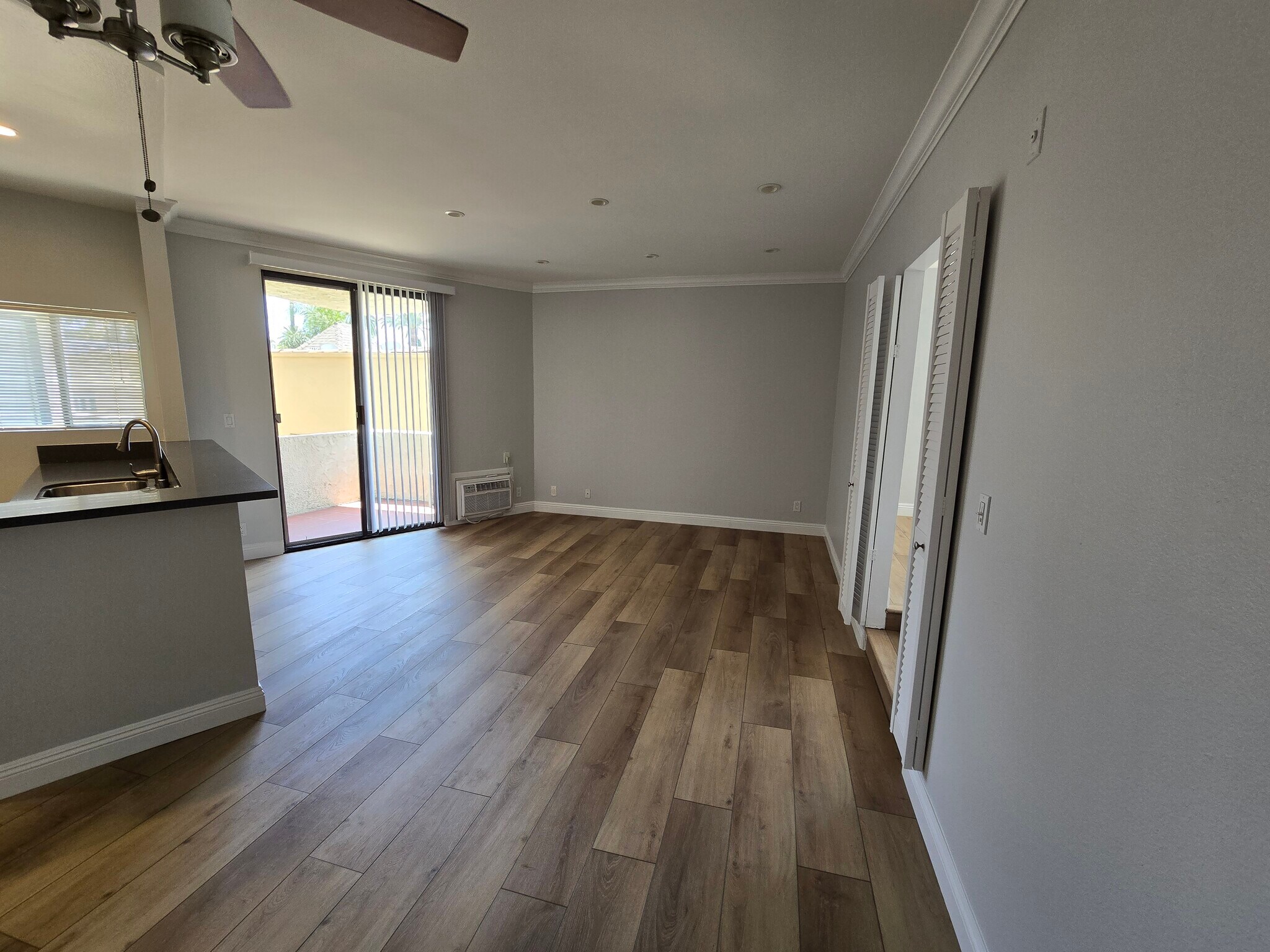 Building Photo - 2107 N Beachwood Dr