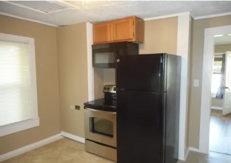 Kitchen with included appliances - 323 S Workman St