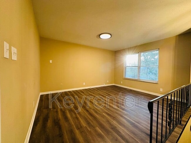 Building Photo - 918 W Forest Blvd