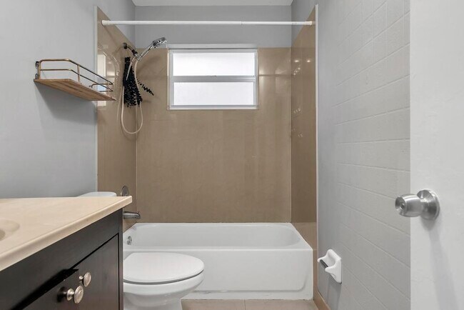 Building Photo - 915 S N St