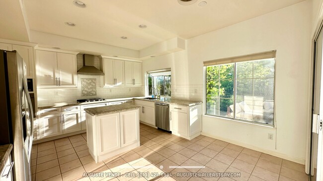 Building Photo - Stunning and Spacious Home in Amazing Cond...