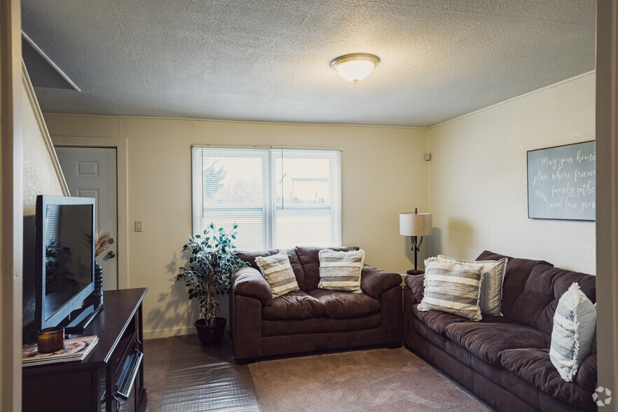 2BR, 1BA - 850SF - Living Room - Windwood Place Apartments