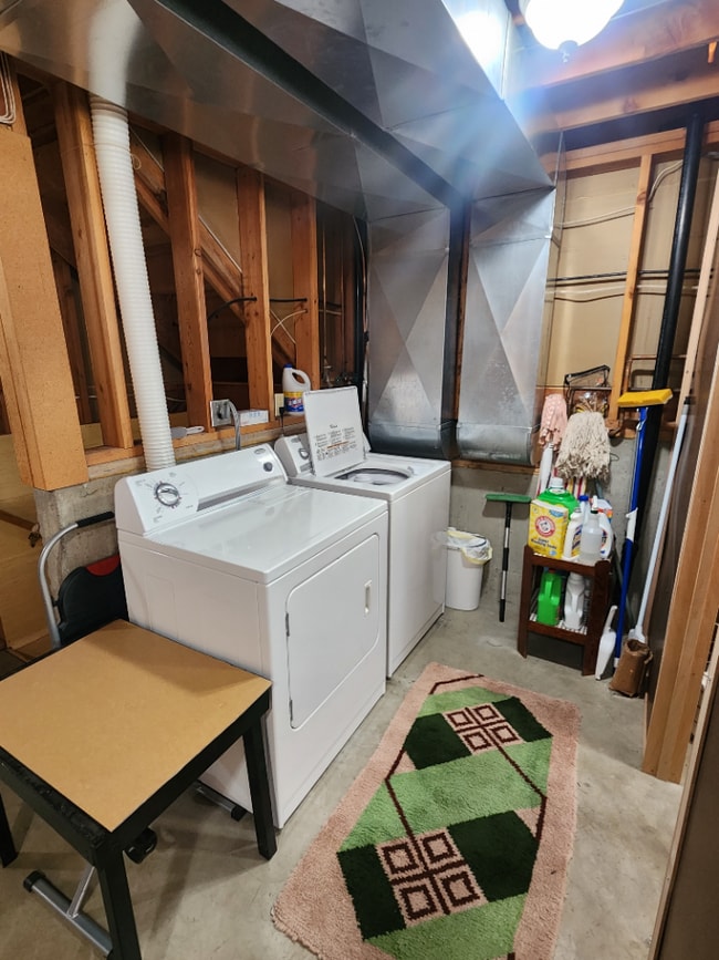 Building Photo - Furnished 3BR, 1.5BTH Centrally Located in...