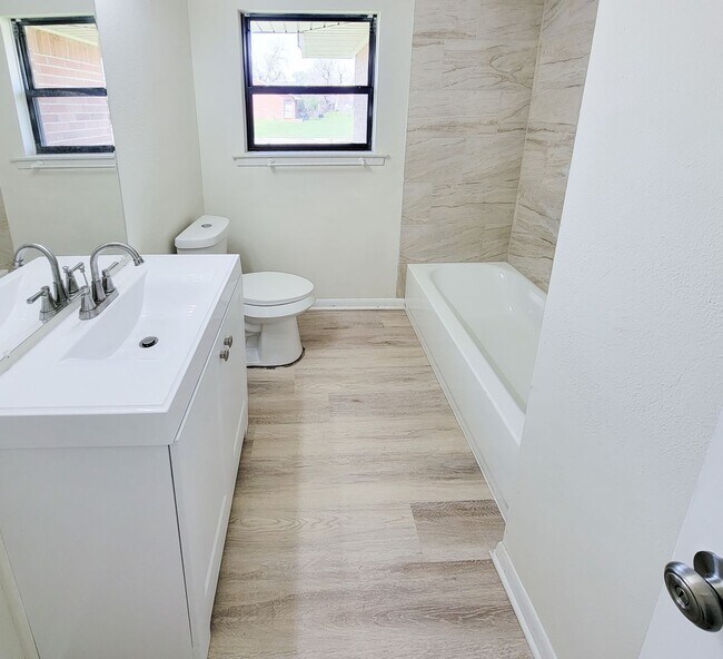 Building Photo - BEAUTIFUL REMODELED 4 BEDROOM 2 BATH HOME IN LAKE JACKSON, TEXAS