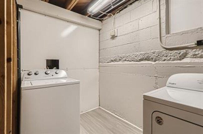Building Photo - Updated 4-Bed Home, Finished Basement and ...