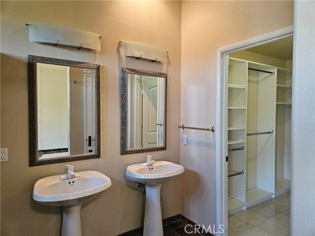 Building Photo - 2360 Sunningdale Dr