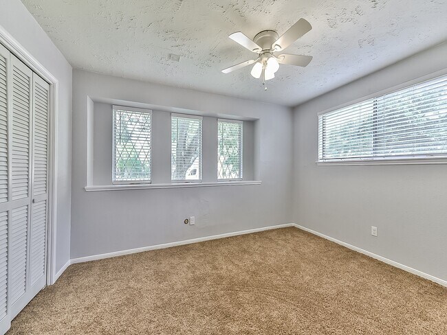 Building Photo - 21335 Park Mt Dr