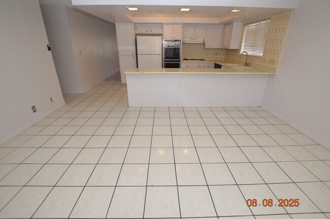 Building Photo - 2108 Mariposa Ave