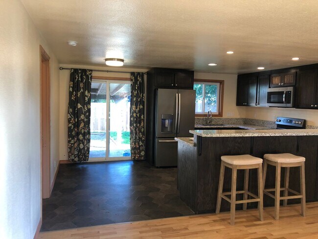 Building Photo - 3 bedroom 2 bathroom house in Thurston!