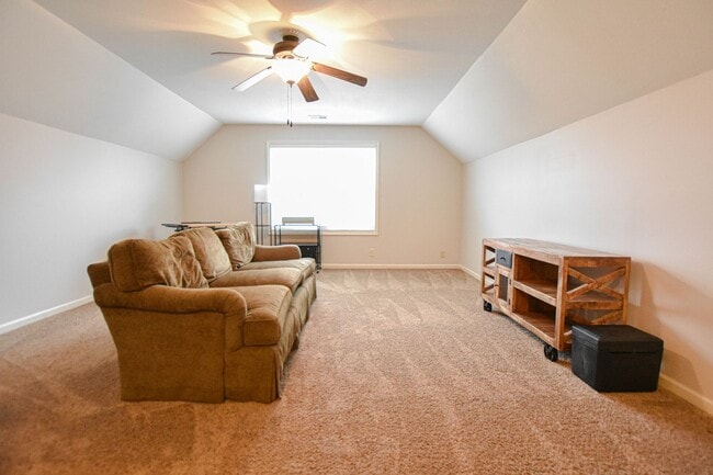 Building Photo - Pet Friendly Three Bedroom with Bonus!