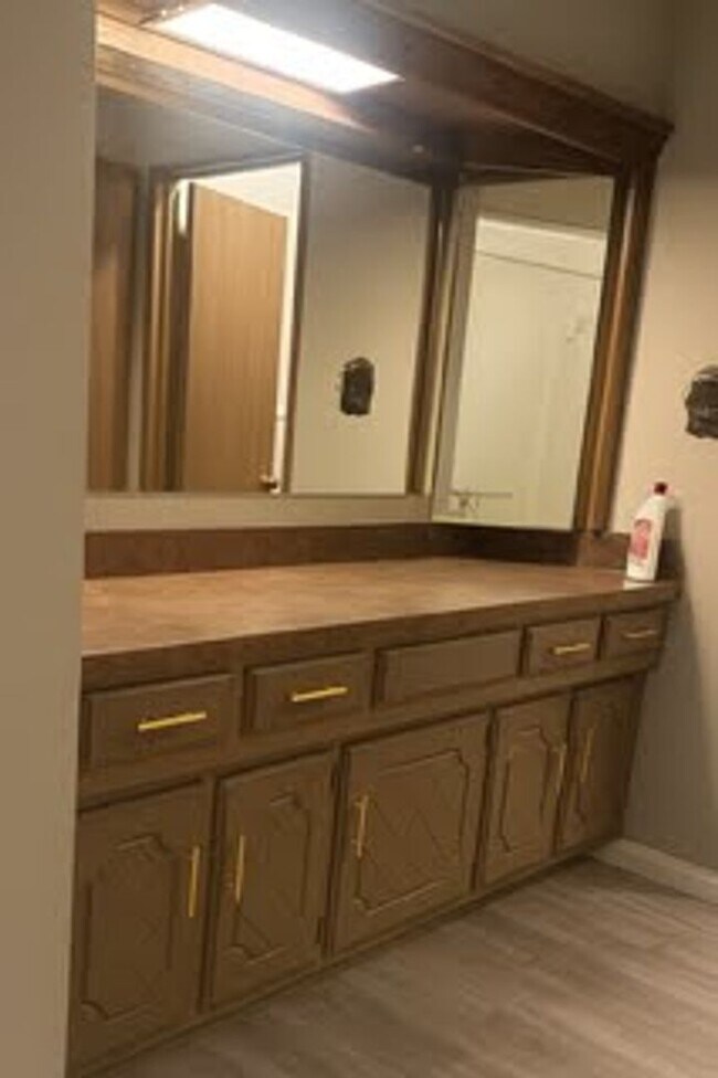 Building Photo - Charming Duplex!