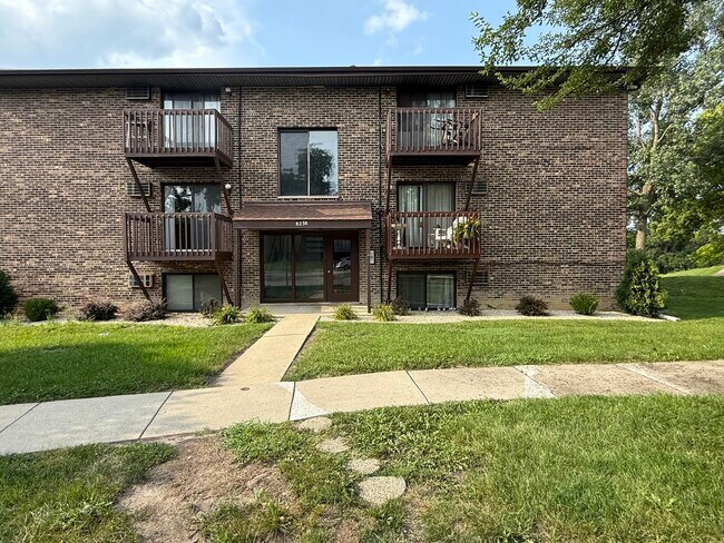 Building Photo - 8238 Woodland Dr