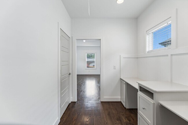 Building Photo - 1809 McEwen Ave