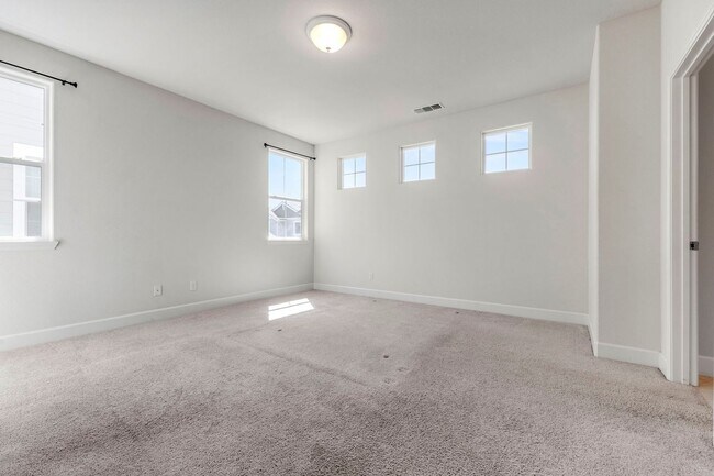 Building Photo - 3 Bed, 3 Bath East Garrison